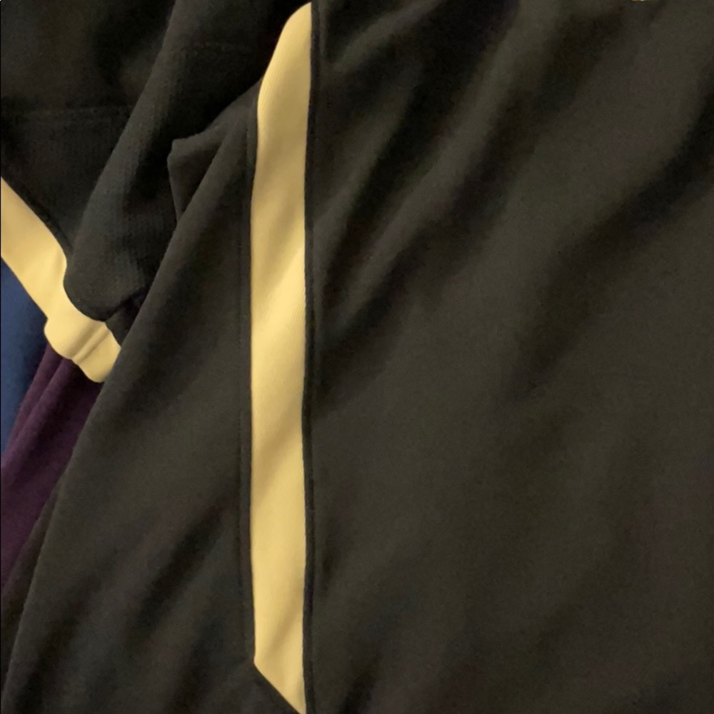 Like new  under armour loose polo - Picture 6 of 6